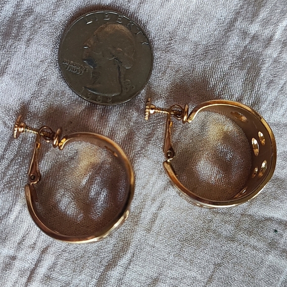 Napier Vintage Signed Comfort Clip Gold Tone Hoop Swiss Cheese Cut Out Earrings - Picture 4 of 14
